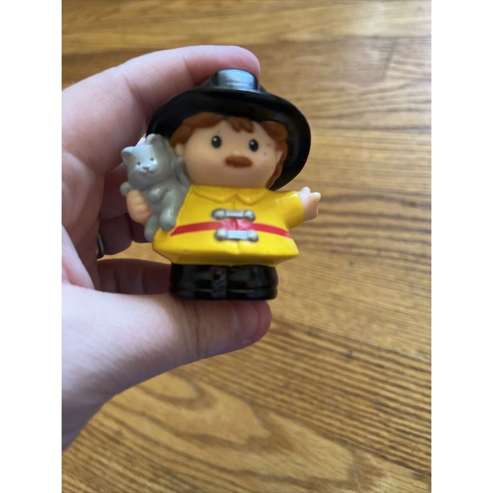 2000 Fisher Price Little People Fireman Saves Kitty Male Figure Firefighter